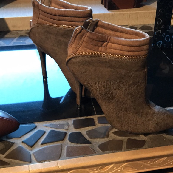 Sale is on two boots for one price! - Picture 3 of 6